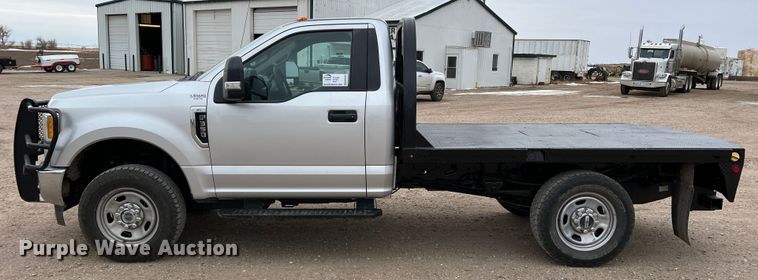 image for item DM2531 2017 Ford  F350 Super Duty  flatbed pickup truck