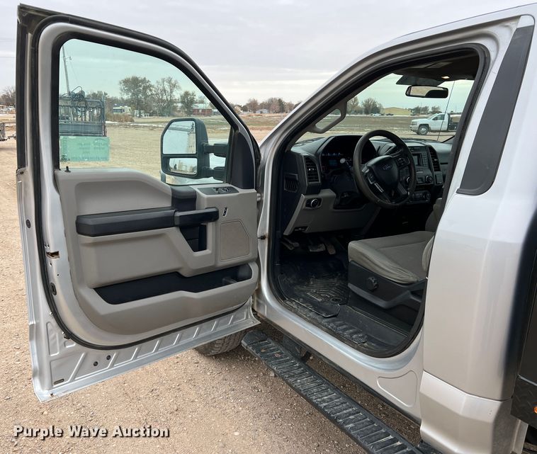 image for item DM2531 2017 Ford  F350 Super Duty  flatbed pickup truck