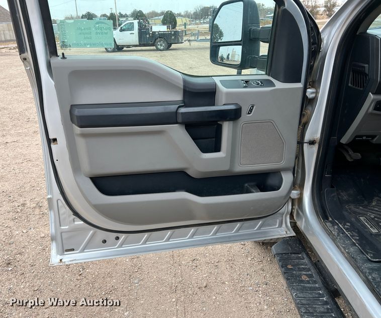 image for item DM2531 2017 Ford  F350 Super Duty  flatbed pickup truck