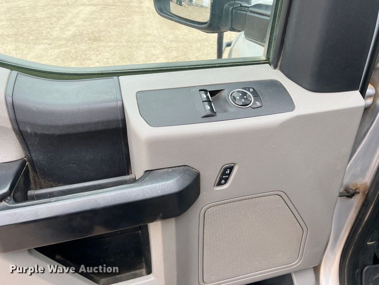 image for item DM2531 2017 Ford  F350 Super Duty  flatbed pickup truck