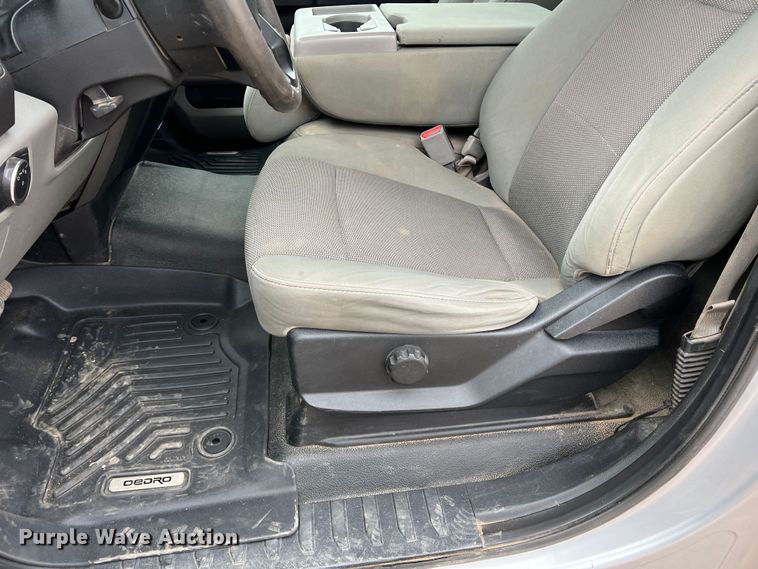 image for item DM2531 2017 Ford  F350 Super Duty  flatbed pickup truck