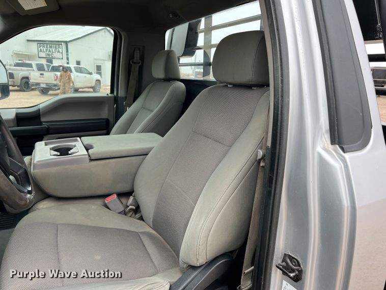 image for item DM2531 2017 Ford  F350 Super Duty  flatbed pickup truck