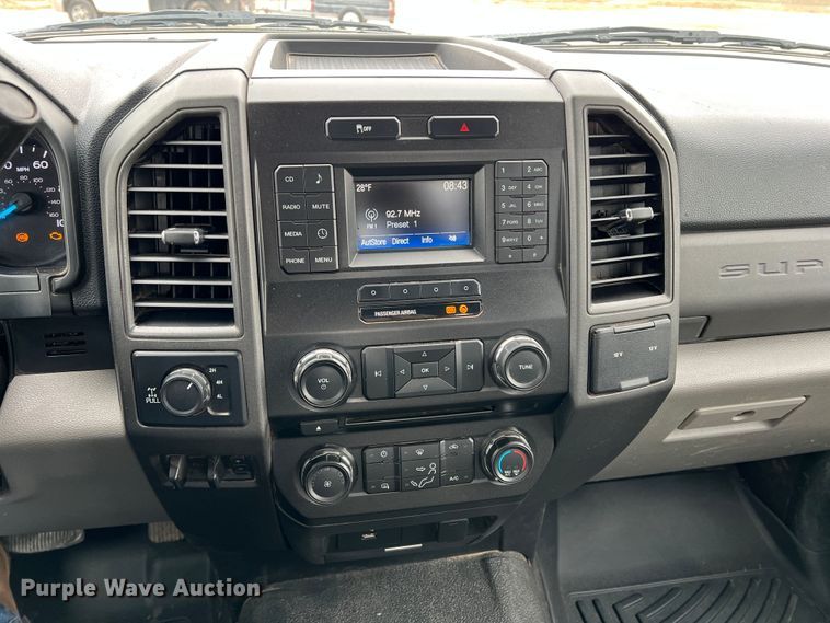 image for item DM2531 2017 Ford  F350 Super Duty  flatbed pickup truck