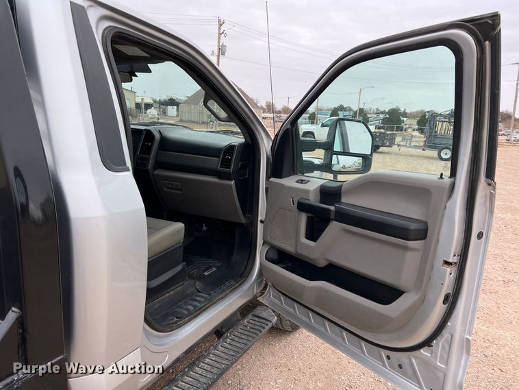 image for item DM2531 2017 Ford  F350 Super Duty  flatbed pickup truck