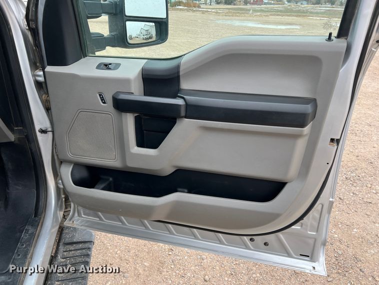 image for item DM2531 2017 Ford  F350 Super Duty  flatbed pickup truck