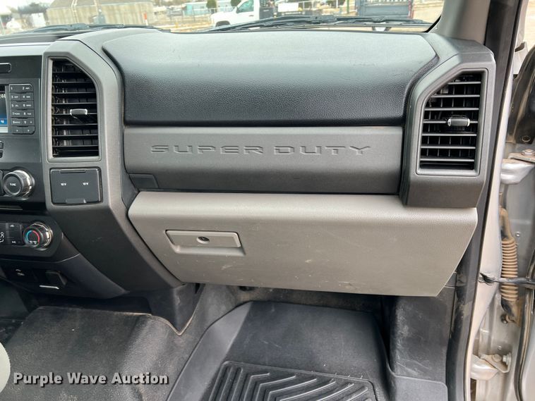 image for item DM2531 2017 Ford  F350 Super Duty  flatbed pickup truck