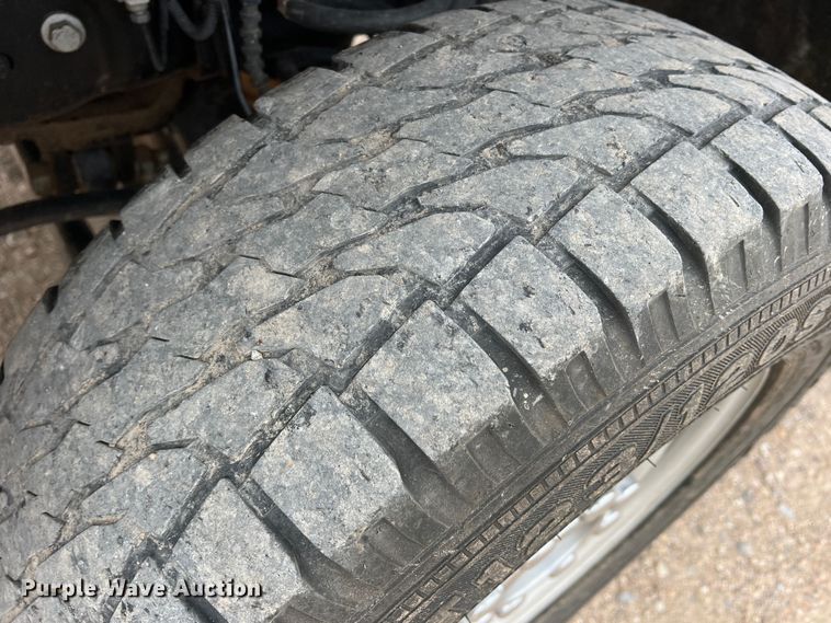 image for item DM2531 2017 Ford  F350 Super Duty  flatbed pickup truck