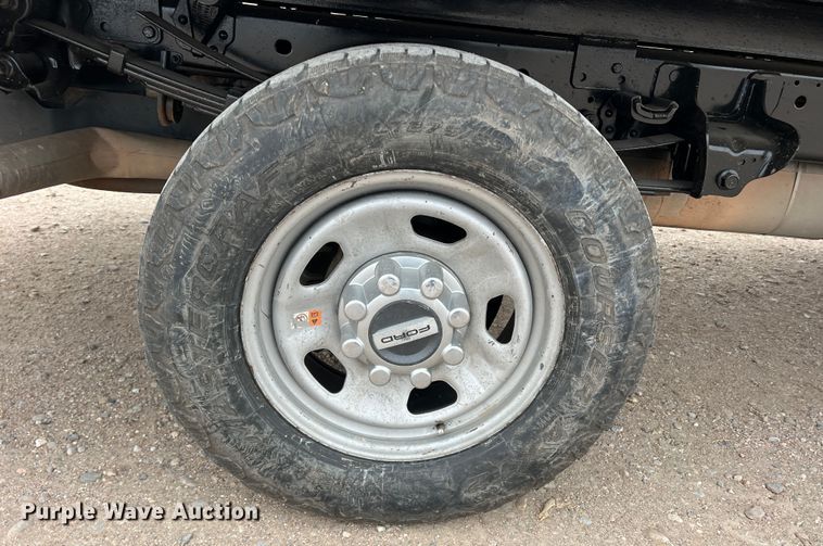 image for item DM2531 2017 Ford  F350 Super Duty  flatbed pickup truck