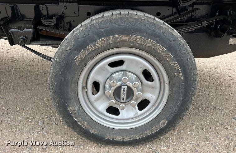 image for item DM2531 2017 Ford  F350 Super Duty  flatbed pickup truck