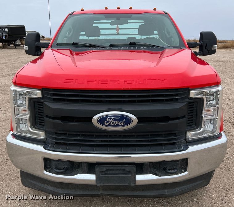 image for item DM2538 2019 Ford  F350 Super Duty  flatbed pickup truck