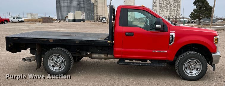 image for item DM2538 2019 Ford  F350 Super Duty  flatbed pickup truck
