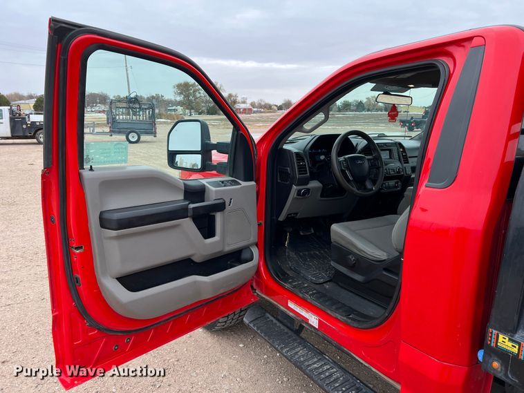 image for item DM2538 2019 Ford  F350 Super Duty  flatbed pickup truck