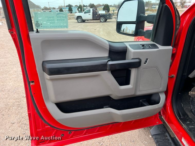 image for item DM2538 2019 Ford  F350 Super Duty  flatbed pickup truck