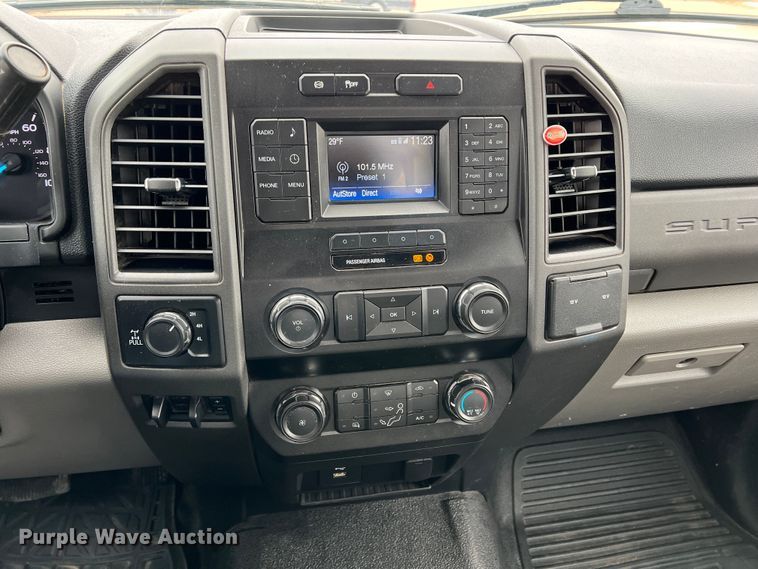 image for item DM2538 2019 Ford  F350 Super Duty  flatbed pickup truck