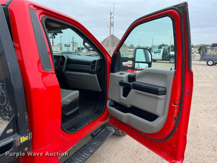 image for item DM2538 2019 Ford  F350 Super Duty  flatbed pickup truck