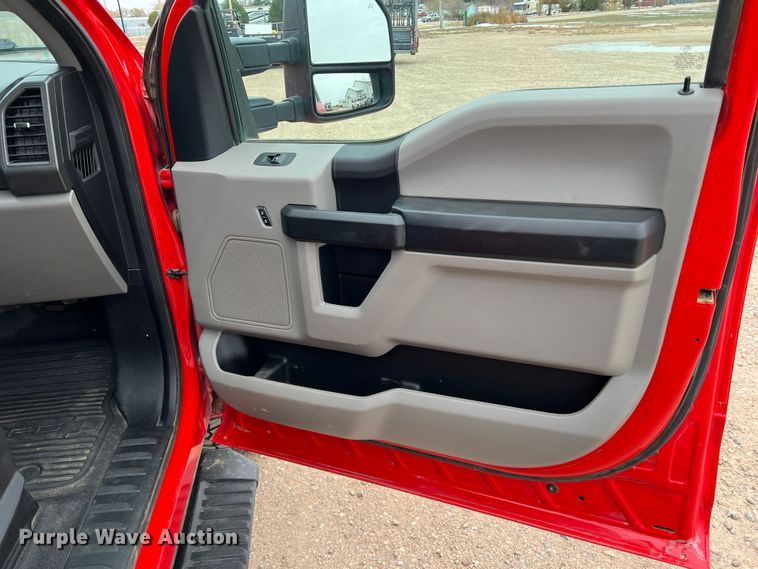 image for item DM2538 2019 Ford  F350 Super Duty  flatbed pickup truck