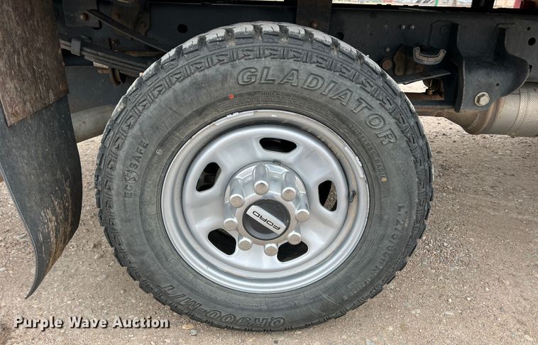 image for item DM2538 2019 Ford  F350 Super Duty  flatbed pickup truck