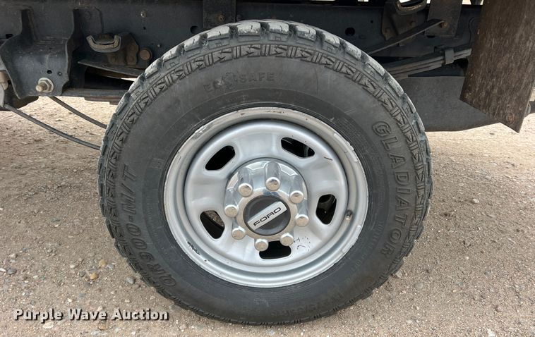 image for item DM2538 2019 Ford  F350 Super Duty  flatbed pickup truck