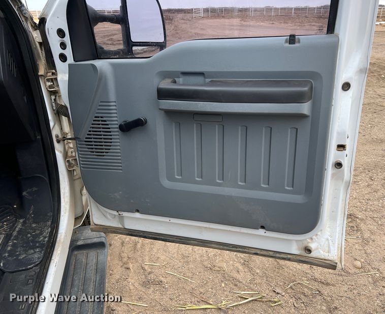 image for item DM2539 2016 Ford F350 Super Duty  Crew Cab pickup truck