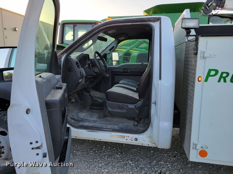 image for item DM8159 2012 Ford F550 Super Duty XL  utility / service truck