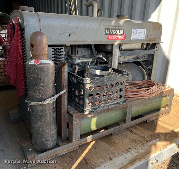 Lincoln Classic 300D welder in Floydada, TX Item DO8877 sold Purple