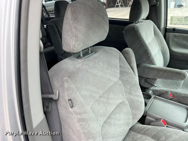 image for item DO8946 2004 Honda Odyssey  van