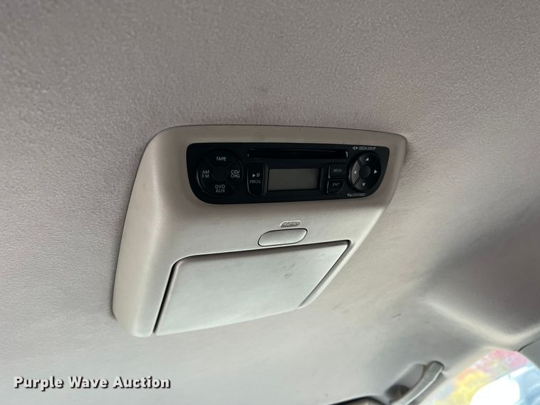 image for item DO8946 2004 Honda Odyssey  van