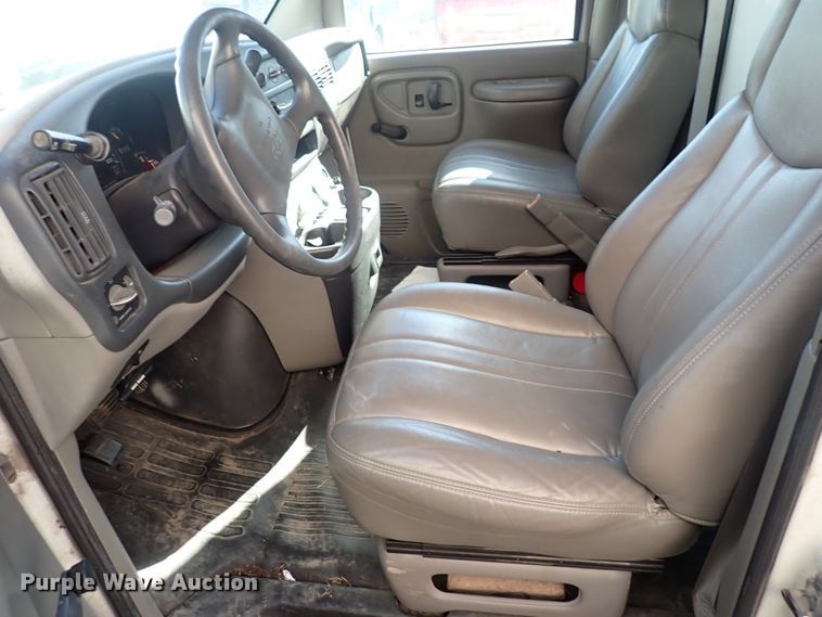 image for item DQ4998 2000 Chevrolet Express G3500  delivery van