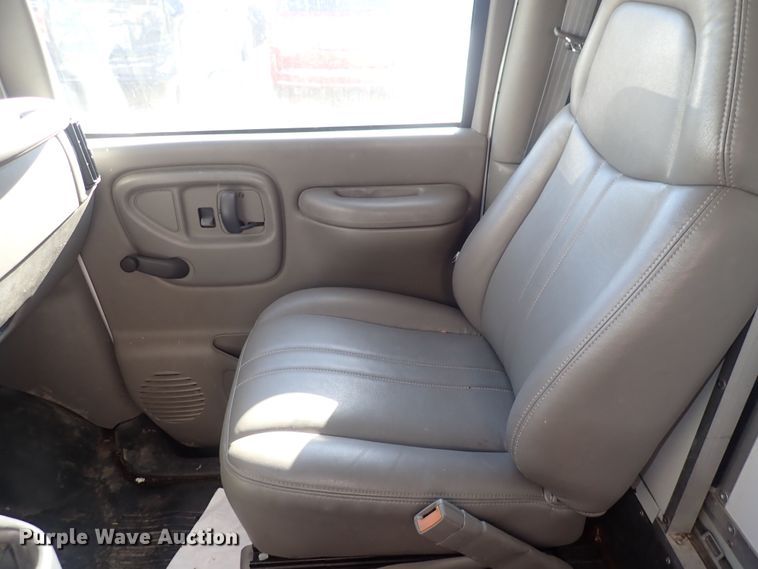 image for item DQ4998 2000 Chevrolet Express G3500  delivery van