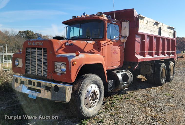image for item DR3348 1988 Mack R690ST  dump truck