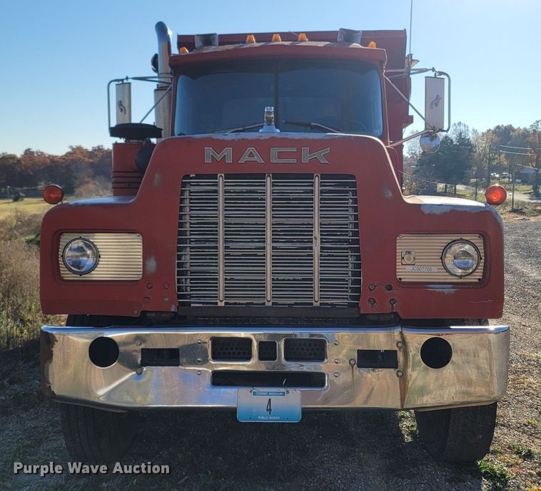 image for item DR3348 1988 Mack R690ST  dump truck