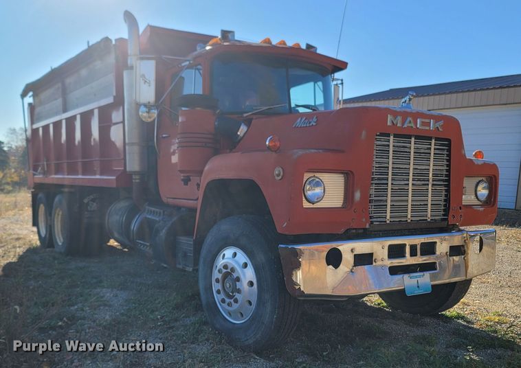 image for item DR3348 1988 Mack R690ST  dump truck