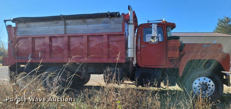 image for item DR3348 1988 Mack R690ST  dump truck