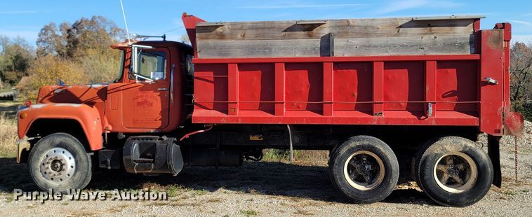 image for item DR3348 1988 Mack R690ST  dump truck