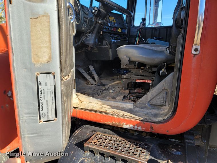 image for item DR3348 1988 Mack R690ST  dump truck