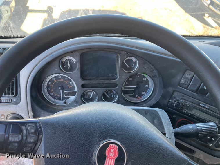 image for item DR7381 2013 Kenworth K370  box truck