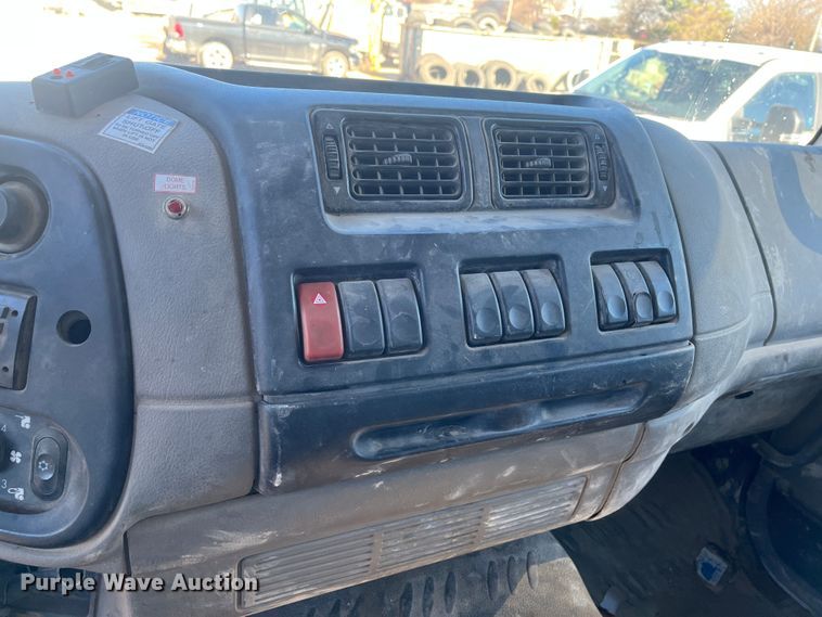 image for item DR7381 2013 Kenworth K370  box truck