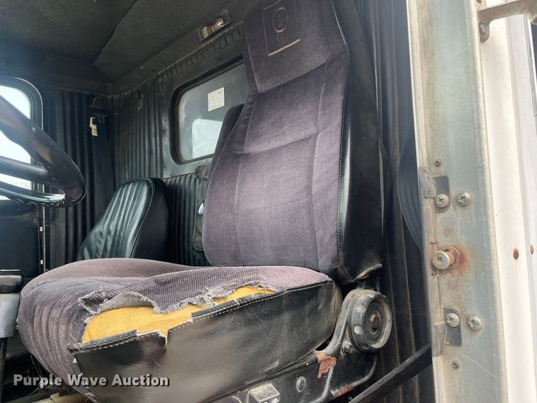 image for item DR7409 1990 Kenworth T800  dump truck