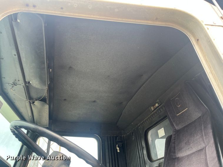 image for item DR7409 1990 Kenworth T800  dump truck