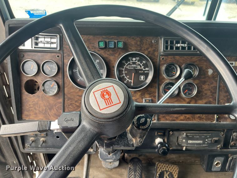 image for item DR7409 1990 Kenworth T800  dump truck