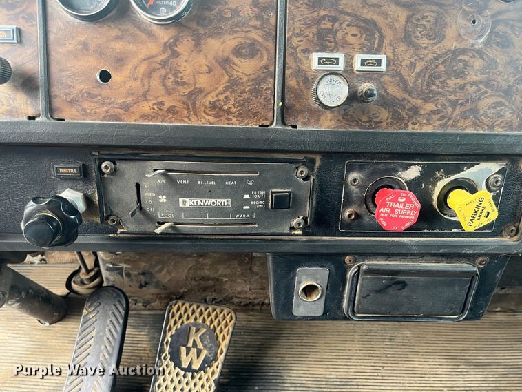 image for item DR7409 1990 Kenworth T800  dump truck