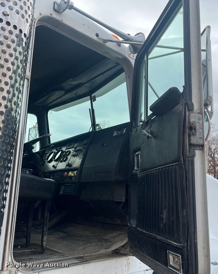 image for item DR7409 1990 Kenworth T800  dump truck