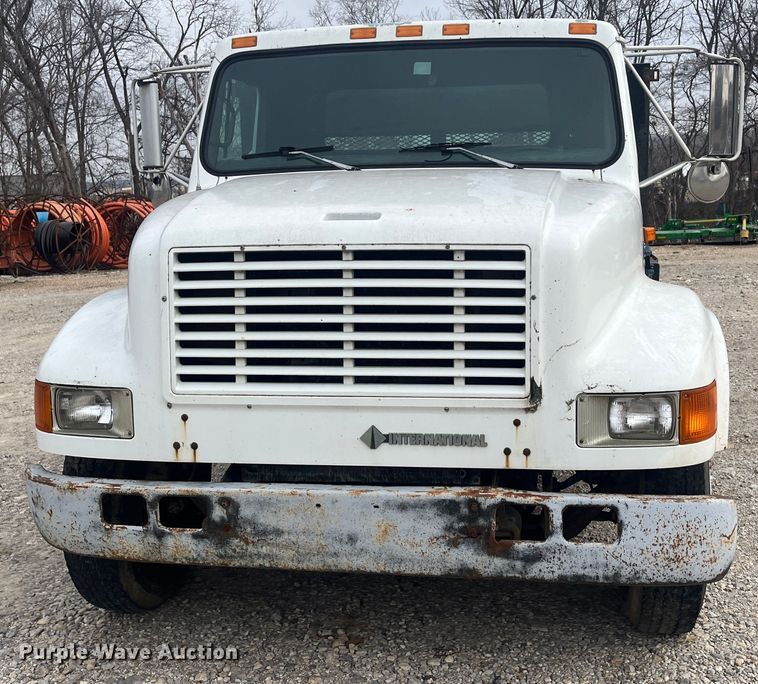 image for item DR7410 1992 International 4700  flatbed truck