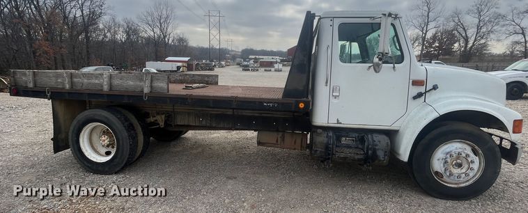 image for item DR7410 1992 International 4700  flatbed truck