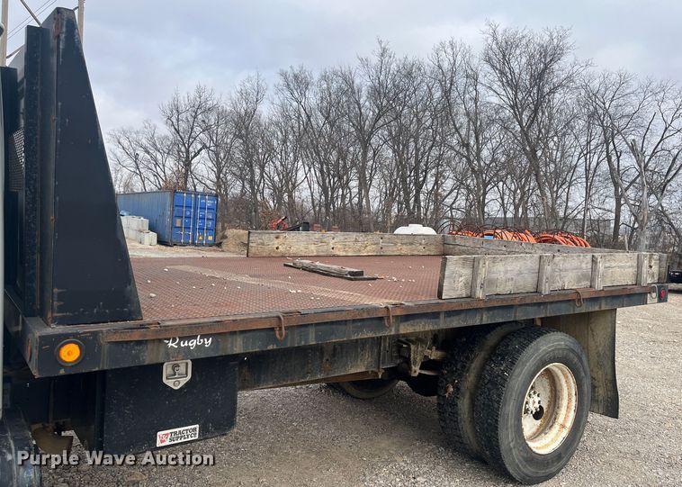 image for item DR7410 1992 International 4700  flatbed truck