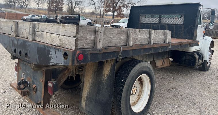 image for item DR7410 1992 International 4700  flatbed truck