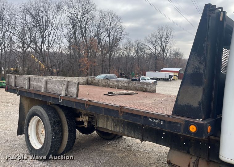 image for item DR7410 1992 International 4700  flatbed truck