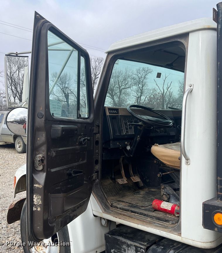 image for item DR7410 1992 International 4700  flatbed truck