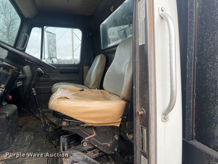 image for item DR7410 1992 International 4700  flatbed truck