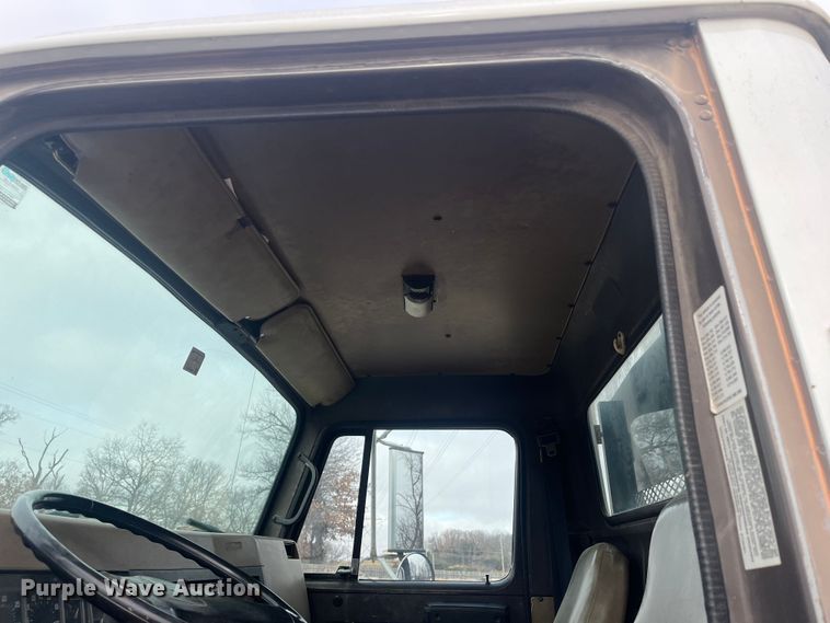 image for item DR7410 1992 International 4700  flatbed truck